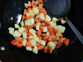 土豆翻炒微黄