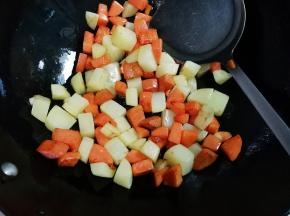 土豆翻炒微黄