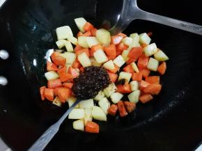 放入两勺炸酱翻炒均匀