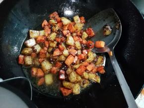 放入和食材平齐的温水，盖上锅盖烧开转小火焖熟透