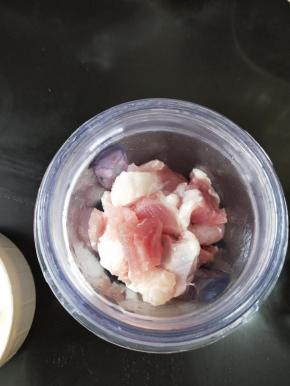猪肉切小块，用料理机打成肉泥。