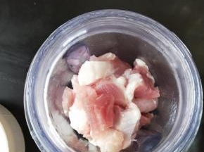 猪肉切小块，用料理机打成肉泥。