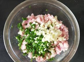 加入蒜蓉。
