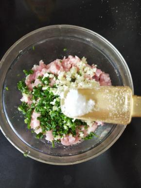 加入适量盐、蛋清、料酒、食用油。