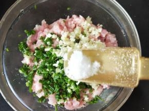 加入适量盐、蛋清、料酒、食用油。