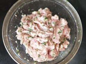 搅拌均匀腌15分钟左右。