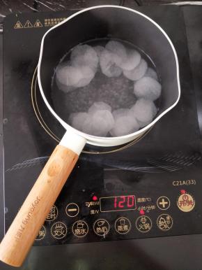 萝卜去皮切薄片。放入水里煮一分钟左右。