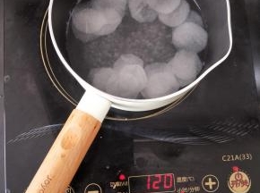 萝卜去皮切薄片。放入水里煮一分钟左右。