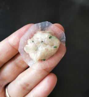 取一片萝卜，放入肉馅。