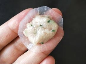 取一片萝卜，放入肉馅。