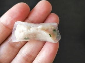 对折捏紧。