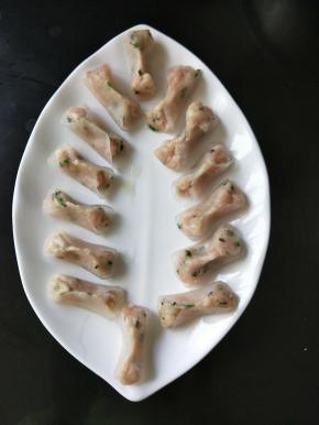 摆在碟子里，全部做完后放到开水锅蒸六分钟左右。