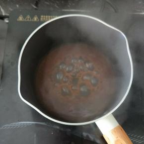 把蒸好的萝卜汤倒入奶锅，加适量番茄酱烧开。