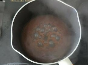 把蒸好的萝卜汤倒入奶锅，加适量番茄酱烧开。