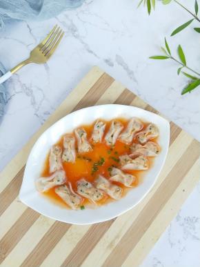 然后淋到萝卜饺子上面。