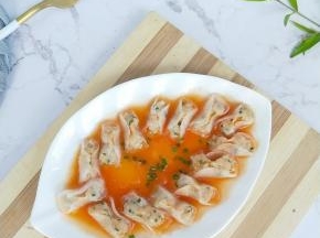 然后淋到萝卜饺子上面。