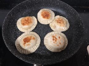 煎至两面金黄即可。