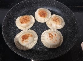 煎至两面金黄即可。