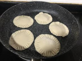 摆上做好的饺子皮香蕉派，小火慢煎。