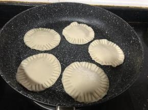 摆上做好的饺子皮香蕉派，小火慢煎。