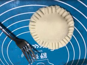 上面盖上一张饺子皮，用叉子在四周压上印子，用力一点，防止煎的时候香蕉泥漏出来。