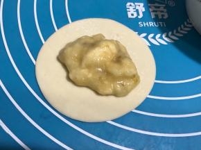 铺一张饺子皮，中间摆上适量的香蕉泥，不要太多，要不一会压的时候会溢出来。