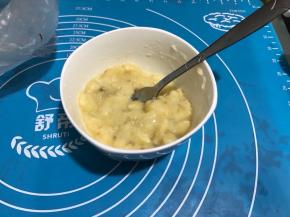 把香蕉去皮，用勺子捣成泥！