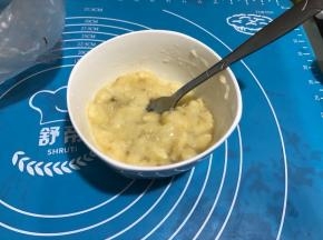 把香蕉去皮，用勺子捣成泥！