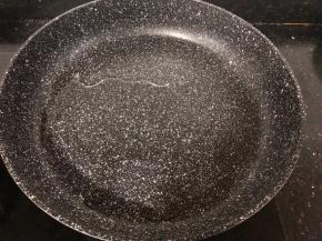 不粘锅放少量油烧热。