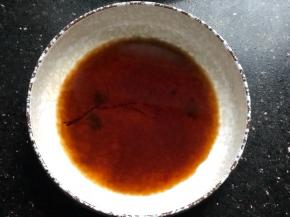 碗里放入一茶匙半生抽，一茶匙醋，喜欢酸的可以多放点醋。