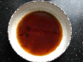 碗里放入一茶匙半生抽，一茶匙醋，喜欢酸的可以多放点醋。