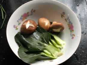 煮水的时候把青菜和香菇洗干净，香菇打个十字花刀！