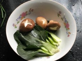煮水的时候把青菜和香菇洗干净，香菇打个十字花刀！