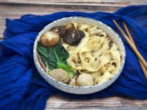 面煮好后，捞出，加入一点点香油，把香菇，青菜和丸子码在上面就可以了，用料简单，但是味道很棒。