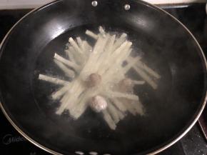 水开以后放入面条，盖上锅盖煮至水开，水开以后倒入一碗清水继续盖上锅盖焖煮，反复三次就差不多了。