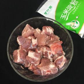 排骨洗净，取中间部位，沥干水放入碗中。