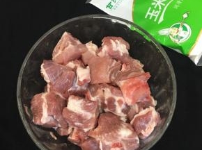 排骨洗净，取中间部位，沥干水放入碗中。