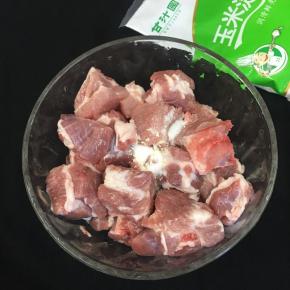 调入盐和鸡精。