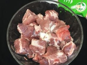 调入盐和鸡精。