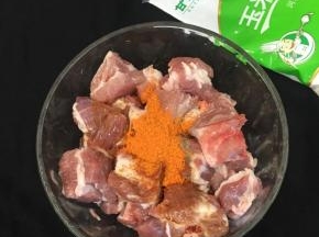 加入新奥尔良腌料。