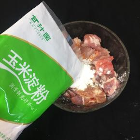 加入15克甘汁园玉米淀粉，用手抓匀静置30分钟入味。