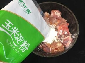 加入15克甘汁园玉米淀粉，用手抓匀静置30分钟入味。