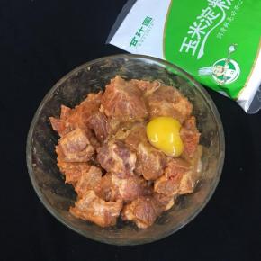 打入一个鸡蛋用筷子搅拌均匀。