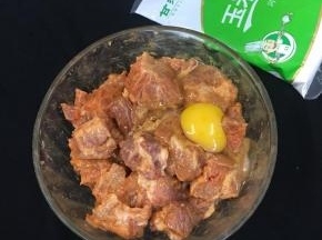 打入一个鸡蛋用筷子搅拌均匀。