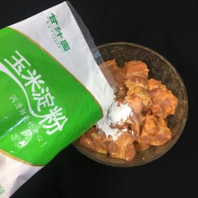 倒入25克甘汁园玉米淀粉。