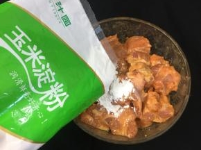 倒入25克甘汁园玉米淀粉。