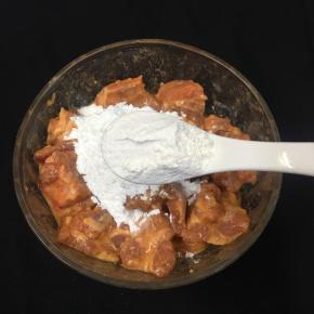 加入15克中筋面粉用筷子搅拌均匀。