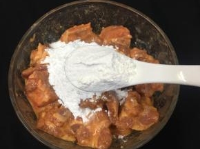 加入15克中筋面粉用筷子搅拌均匀。