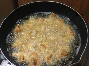 锅里倒入多一点的食用油，大火烧至8成热，下入排骨中火炸制。