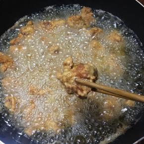 炸至表面呈金黄色即可捞出。